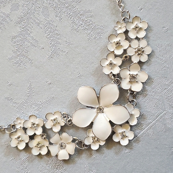 NIP New Charming Charlie Cream White & Silver Color Floral Necklace/Earrings Set - Picture 3 of 5